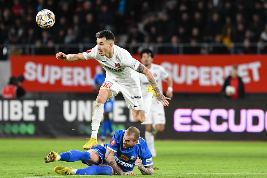 „Trebuie să îl vindem repede” » Craiova, cale liberă pentru transferul fotbalistului promovat de Edi Iordănescu. Jucătorul și clubul sunt de acord