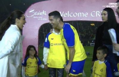 Imaginile care trădează destrămarea cuplului Ronaldo - Georgina?! Logodnica portughezului, deranjată de interacțiunea dintre Cristiano și o jurnalistă arabă