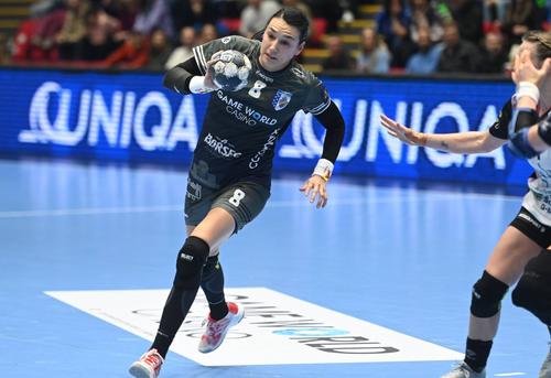 CSM București a început anul cu o victorie în campionat în fața celor de la SCM Slatina, scor 33-30, în etapa cu numărul 12 din „Liga Florilor” și își păstrează poziția de lider pe care a urcat înainte de Crăciun.