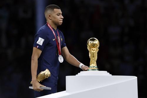 Kylian Mbappe a fost ironizat de fanii naționalei Argentienei la un meci de NBA.
Foto: Imago