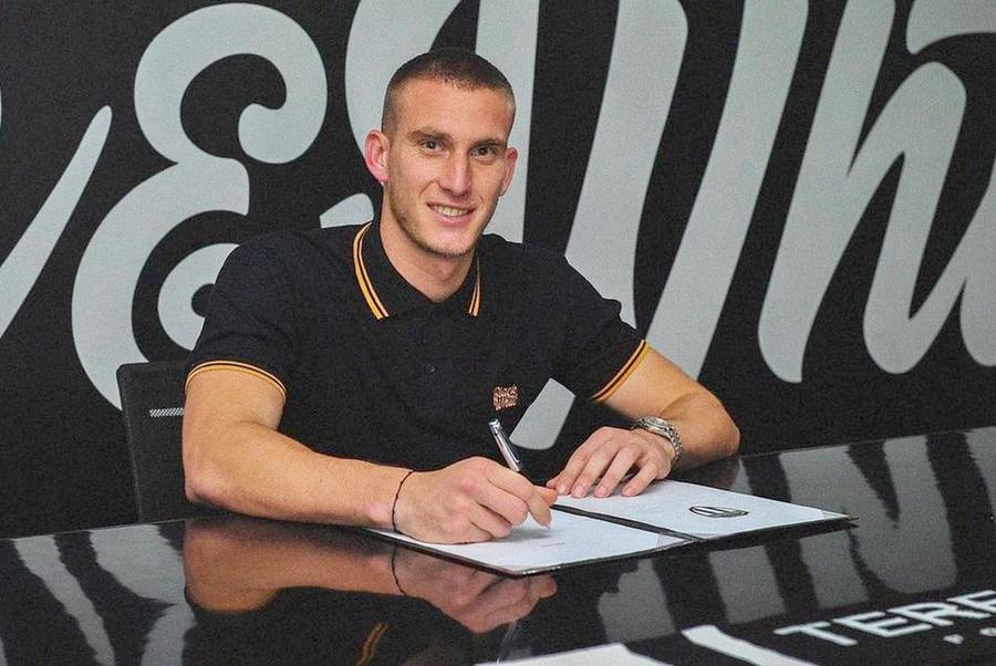 Ivan Mamut a semnat cu Terengganu, din Malaezia // foto: Instagram @ officialterengganufc Dat afară de Becali, Ivan Mamut s-a transferat la 8.500 de kilometri distanță de București » Reacția lui Tavi Popescu: „Ești rege”