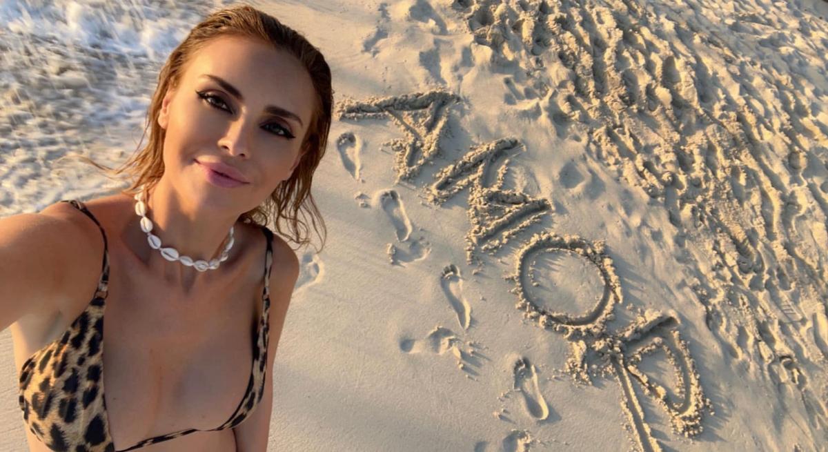 Blonda care a făcut ravagii pe plaja din Dominicană! Se iubește cu un celebru prezentator TV de la noi