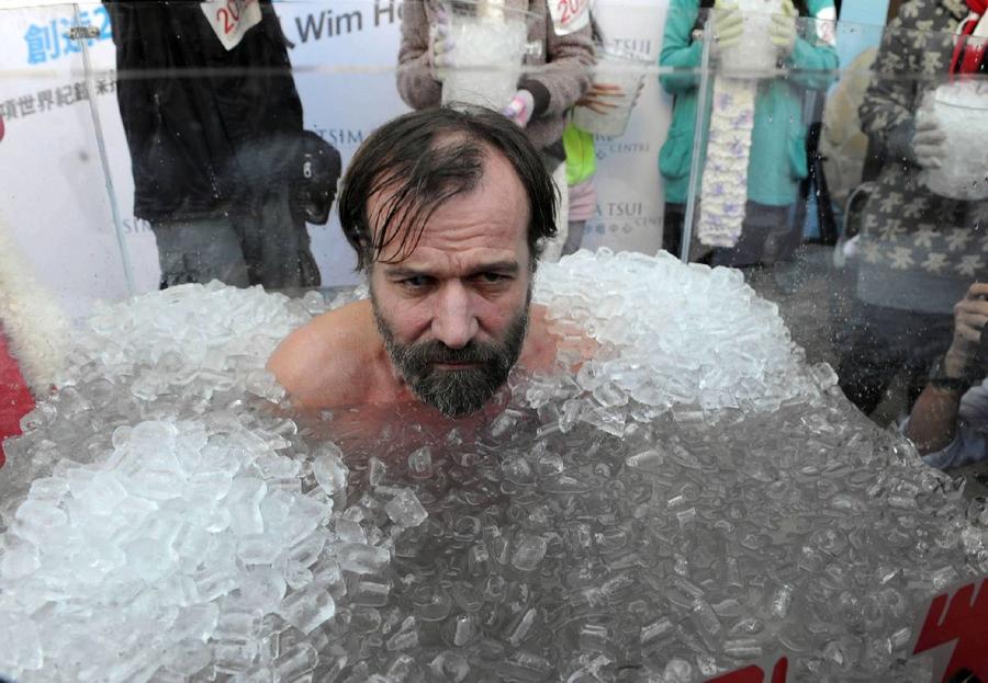 Wim Hof și ipostaza pe care a făcut-o celebră / Sursă foto: Imago Images Sepsi Ice » Bernd Storck atacă play-off-ul cu „,metoda Wim Hof”: imagini tari surprinse de GSP în cantonamentul din Turcia
