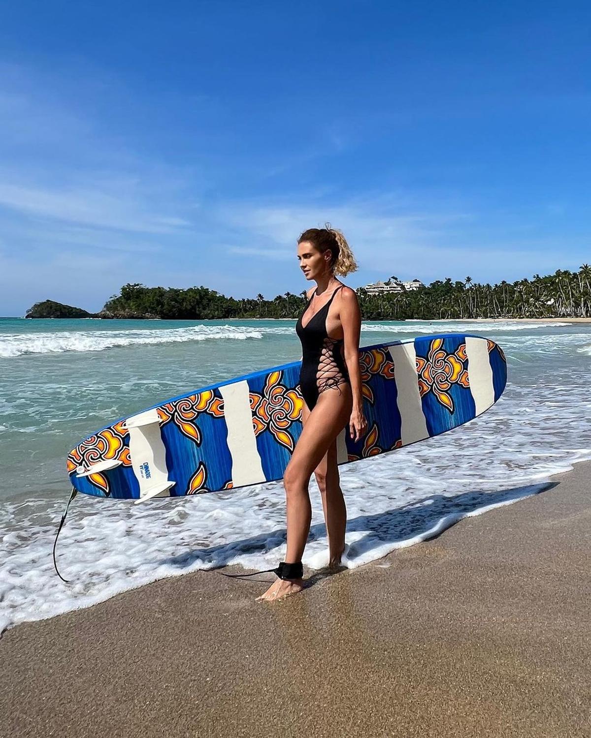 Blonda care a făcut ravagii pe plaja din Dominicană! Se iubește cu un celebru prezentator TV de la noi