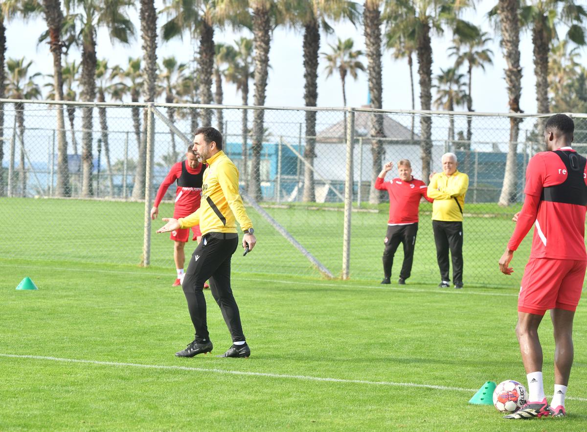 „Câinii” reînvață fotbalul și cum se marchează » Zeljko Kopic de la „Acesta nu e Dinamo!” la „Așa, dați gol, yes, yes, bravo!”