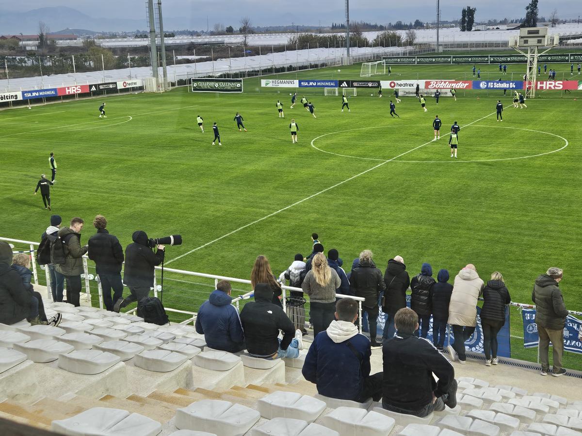 Pasiunea pură merge mai departe! GSP a urmărit un antrenament la clubul de tradiție cu 178.000 de membri cotizanți! Ce s-a ales de fosta campioană unde au jucat Deac, Marica, Neuer și Raul