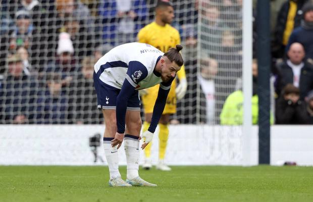 Nota lui Radu Drăgușin pentru prestația de coșmar din Tottenham - Newcastle » Postecoglou l-a schimbat la pauză, preferând să rămână fără stoperi de meserie!
