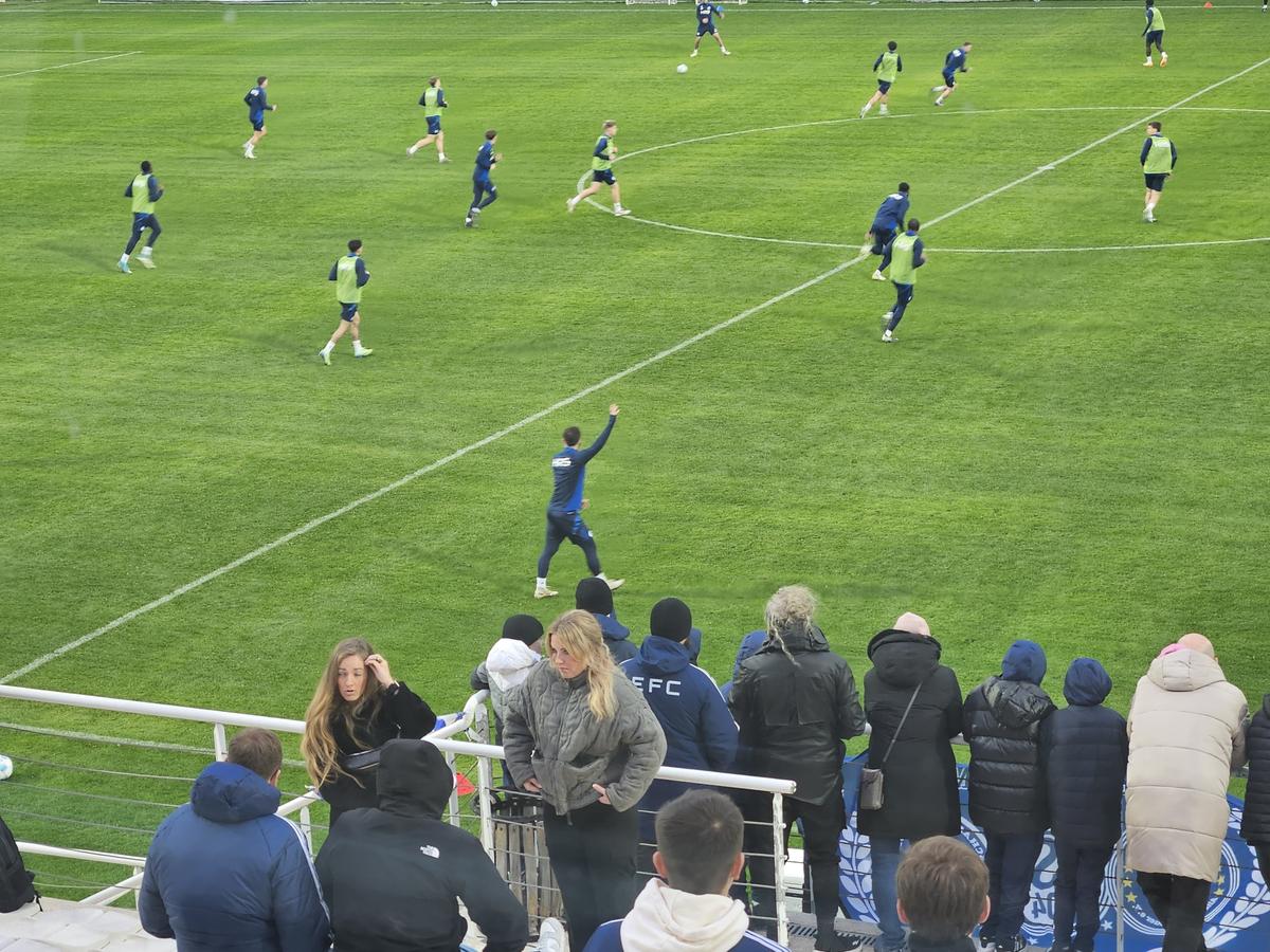 Pasiunea pură merge mai departe! GSP a urmărit un antrenament la clubul de tradiție cu 178.000 de membri cotizanți! Ce s-a ales de fosta campioană unde au jucat Deac, Marica, Neuer și Raul