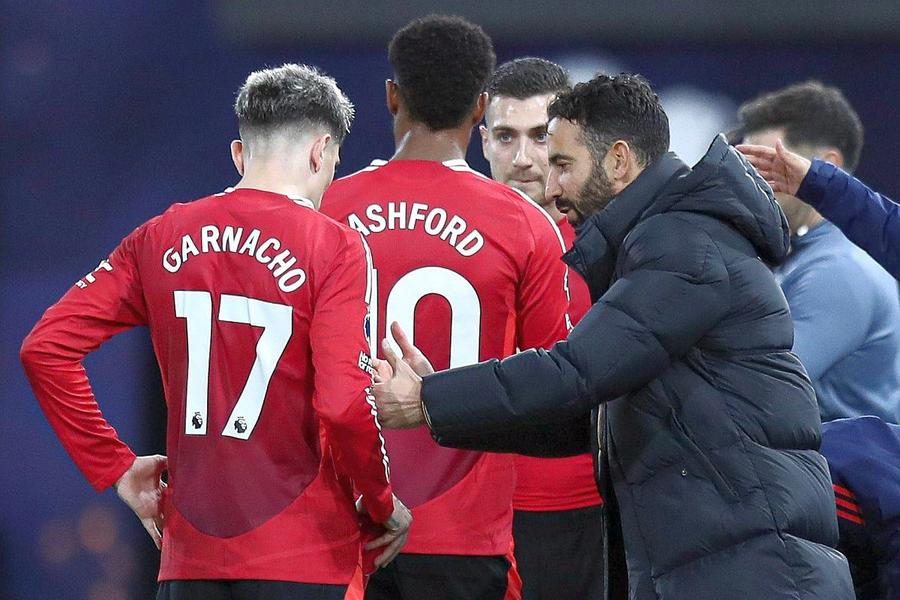 Managerul Ruben Amorim s-a plâns frecvent de pregătirea fizică a elevilor săi / Foto: Imago Images Decizia luată de Ruben Amorim înaintea meciului cu FCSB » Vedeta pe care o aduce la Manchester United!