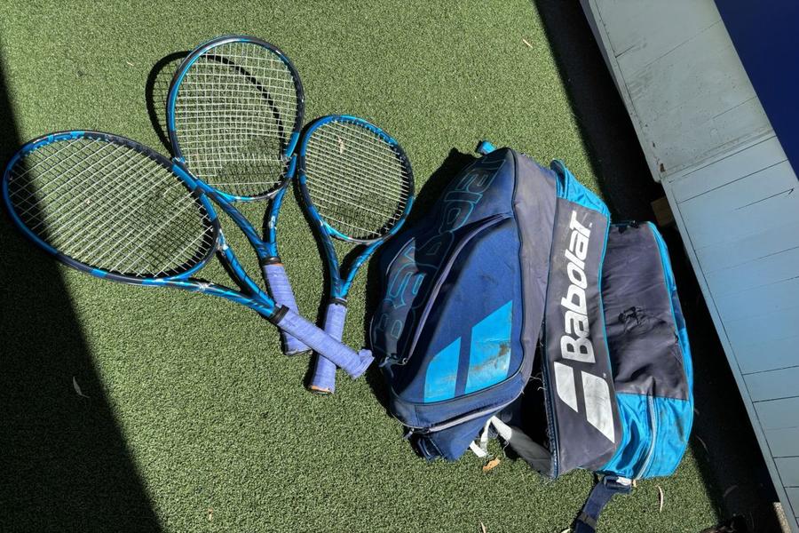 Geanta și rachetele Oliviei Nicholls/Foto: X (Olivia Nicholls) Șocul trăit de o jucătoare de tenis după un zbor în Australia: „Este inacceptabil. Cum este posibil?”