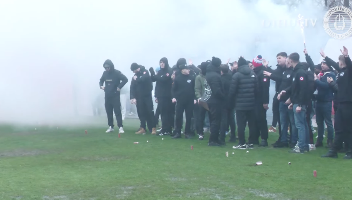 Cu gândul la play-off, echipa din Superliga s-a reunit alături de fani și cu show de fumigene