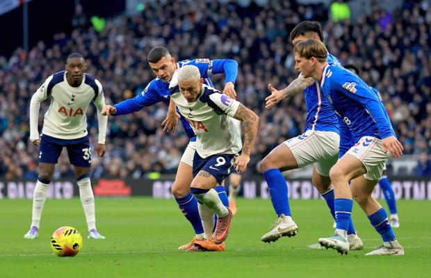 Tottenham, remiză cu Sunderland în Premier League » Decizia luată în cazul lui Radu Drăgușin