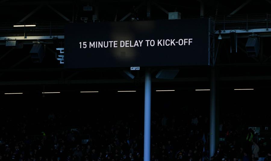 Mesajul afișat pe stadionul lui Fulham / foto: Imago Images De ce a fost întârziat cu 15 minute startul meciului Fulham - Liverpool