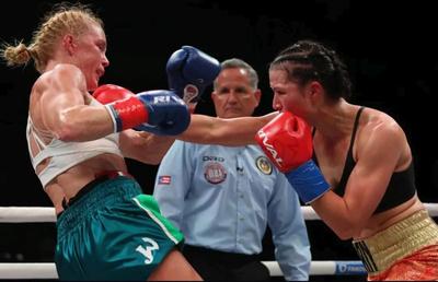 La 44 de ani, Holly Holm a fost aproape de a intra în istoria boxului