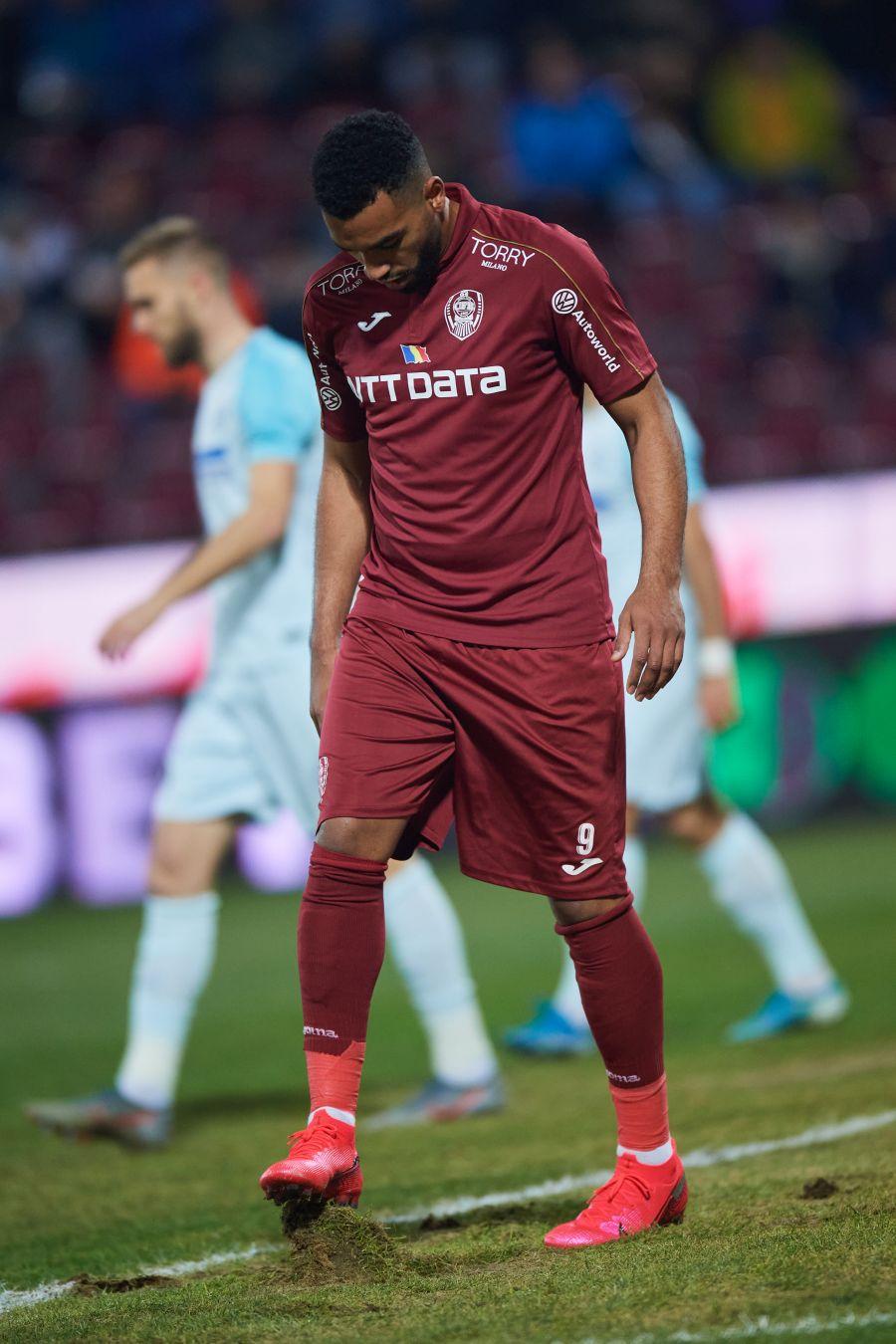 CFR CLUJ - SEVILLA // Terenul „jupuit” de iarbă din Gruia e pe placul clujenilor: „Poate așa avem șanse mai mari”