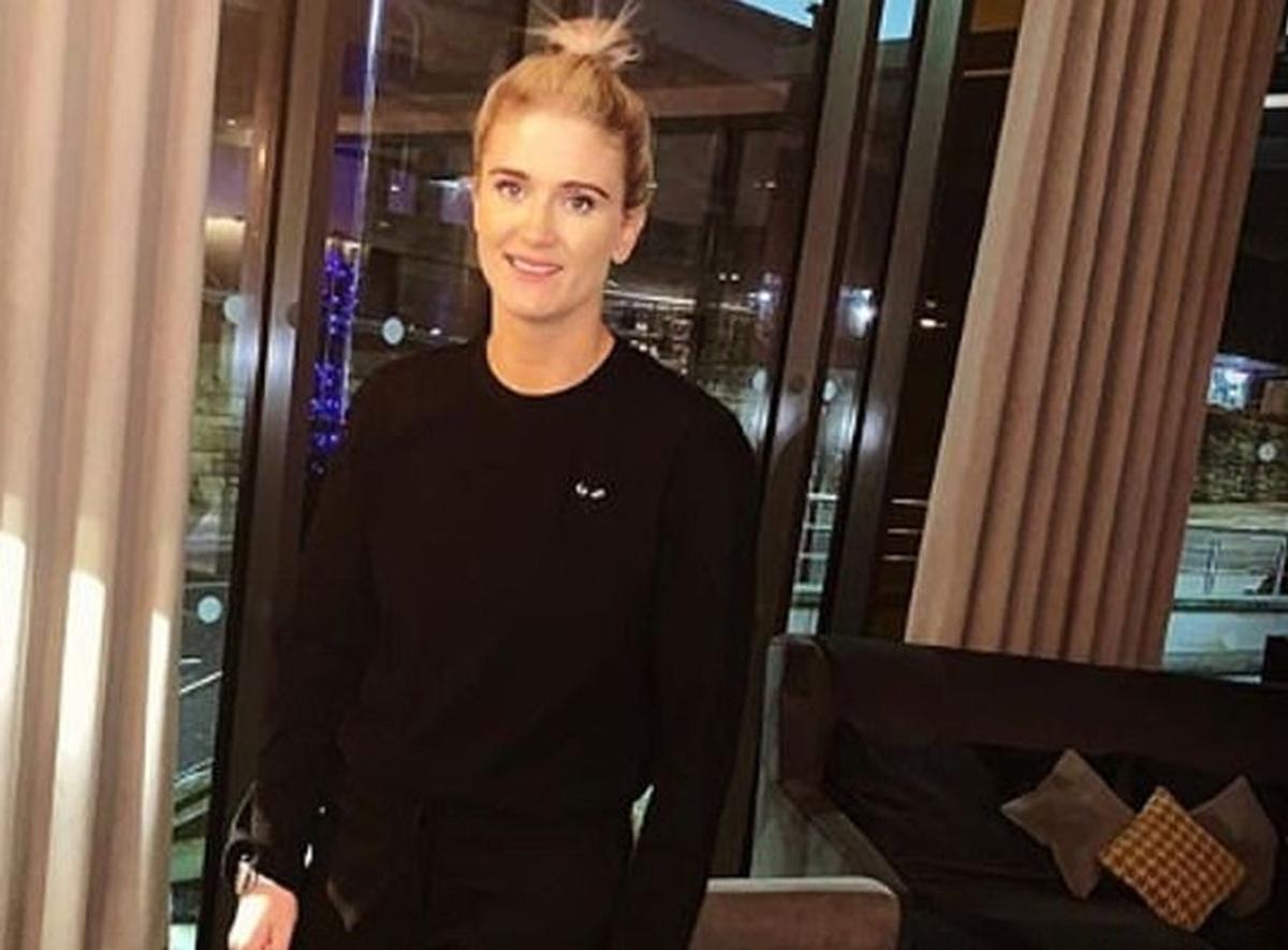 GALERIE FOTO Pugilista April Hunter, poză-manifest în vacanța din Maldive: „E ilegal să fii gay aici? Priviți gândurile noastre”