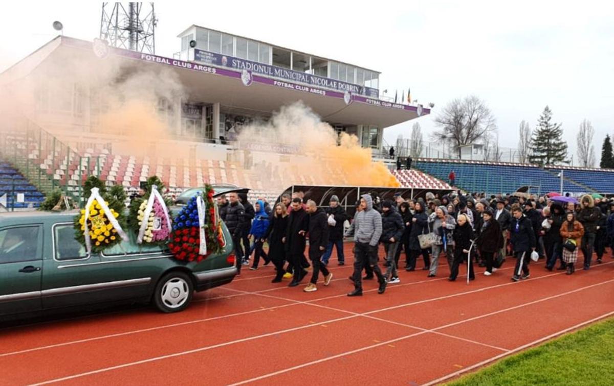 FOTO Ilie Bărbulescu a fost condus pe ultimul drum » Ultrașii de la FC Argeș și Steaua s-au strâns la stadion: „Anii trec și gloriile se duc / Astăzi e mai liniște fără «Balamuc»”