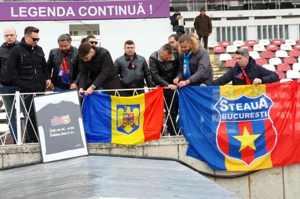 FOTO Ilie Bărbulescu a fost condus pe ultimul drum » Ultrașii de la FC Argeș și Steaua s-au strâns la stadion: „Anii trec și gloriile se duc / Astăzi e mai liniște fără «Balamuc»”