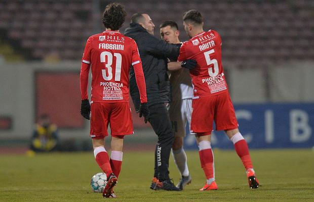 Planul de salvare pus la cale în culise la Dinamo: „Încearcă să mute datoriile de anul trecut pe anul acesta, pentru a intra din nou în insolvenţă”