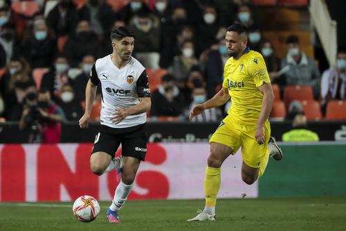 Florin Andone în duel cu Carlos Soler // Foto: Imago