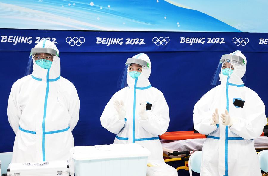 Asistenți medicali care asistă la un meci de hochei de la Beijing, foto: Imago Deschiderea Jocurilor Olimpice de Iarnă de la Beijing! 100 de minute de spectacol, 4.000 de participanți