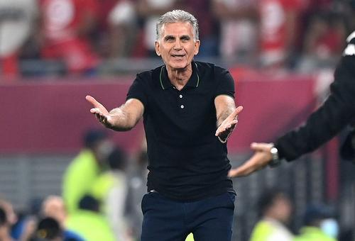 Selecționerul Egiptului, Carlos Queiroz, a sărit la „centralul” Bakary Gassama după ce a văzut „roșu”, foto: Guliver/gettyimages