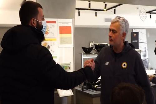 Jose Mourinho și Marco // Foto: Twitter @ASRomaEN
