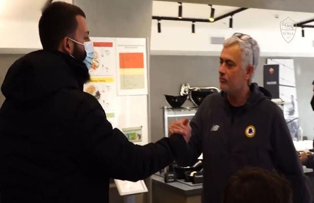 Un fan a așteptat o săptămână în fața bazei de antrenament a Romei pentru a-l întâlni pe Jose Mourinho! Gest senzațional al portughezului!