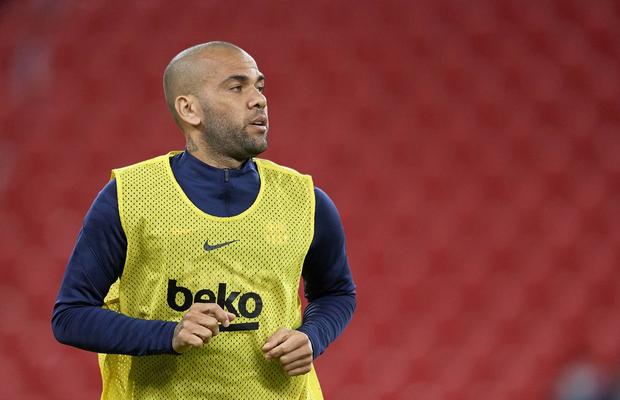 Dani Alves îi contrează pe Xavi și Laporta: „Hai să fim inteligenți”