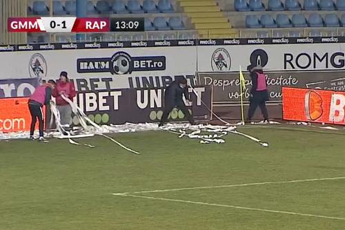 Suporterii lui Gaz Metan au aruncat suluri de hârtie pe gazon // foto: captură DigiSport