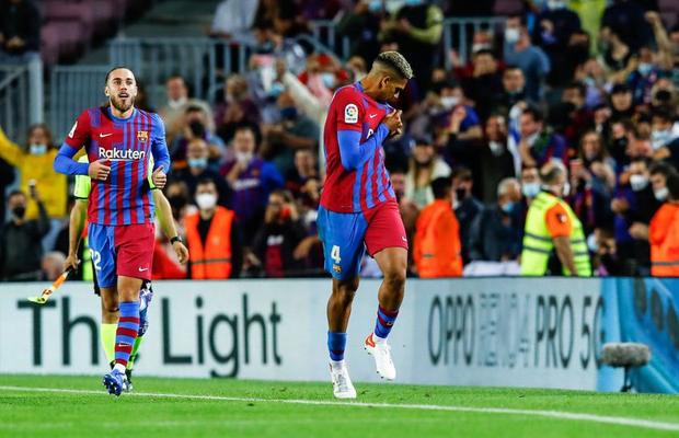 Manchester United și Manchester City vor un fundaș de la Barcelona! Fotbalistul a refuzat recent prelungirea contractului