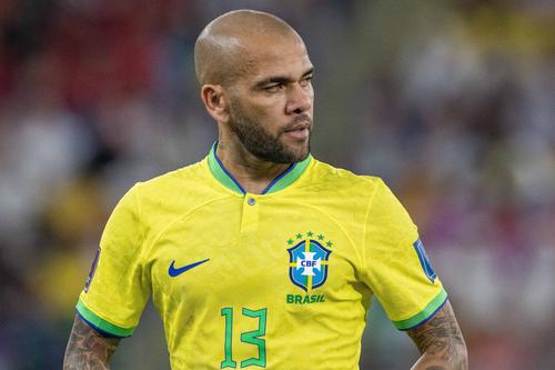 Dani Alves (39 de ani), fostul mare fundaș dreapta de la FC Barcelona, pierde foarte mulți bani, după ce acesta a fost arestat în Barcelona, fiind acuzat că a violat o femeie într-un club. 
Foto: Imago