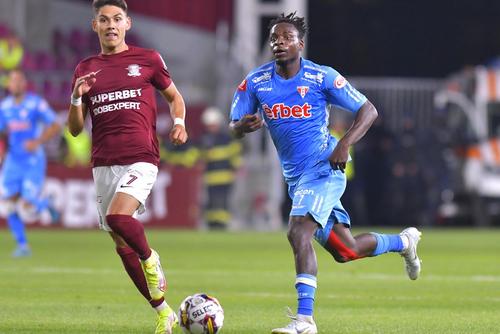Philip Otele, dreapta, a semnat cu CFR Cluj și va ajunge cel târziu în vară la echipa lui Dan Petrescu
