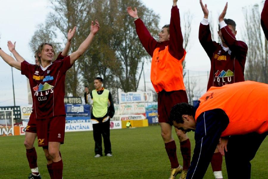 Sărbătoarea clujenilor după victoria cu FCSB din 2005 / foto: Arhivă Gazeta Sporturilor Primul golgeter din istoria modernă a lui CFR Cluj știe cum se termină derby-ul cu FCSB și răspunde la o întrebare esențială: „Să vedem cât mai poate și el”