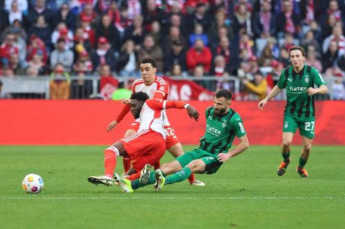 Alphonso Davies, stânga, va fi indisponibil trei săptămâni / Foto: Imago