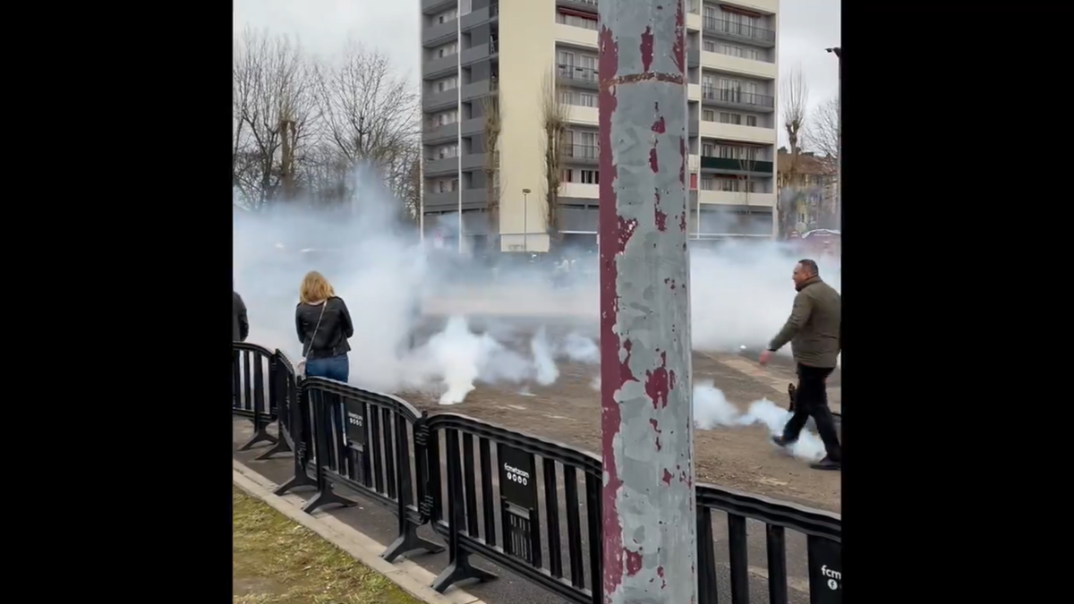 Zeci de ultrași cu cagule și bare de metal pe străzile din Metz » Haos total la echipa lui Boloni
