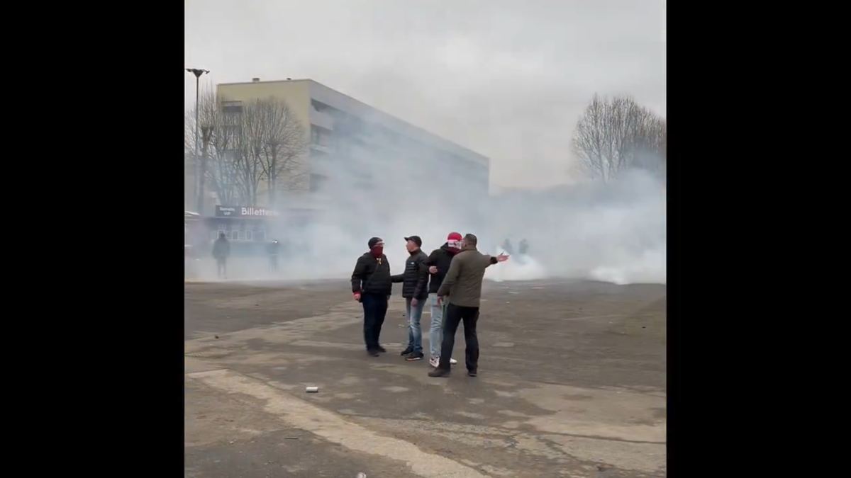 Zeci de ultrași cu cagule și bare de metal pe străzile din Metz » Haos total la echipa lui Boloni