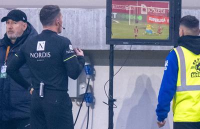 GSP i-a dat nota 1 lui Istvan Kovacs, după ce a făcut ZOB duelul Sepsi - Universitatea Craiova! Două penalty-uri refuzate gazdelor, 6 erori grave de arbitraj!