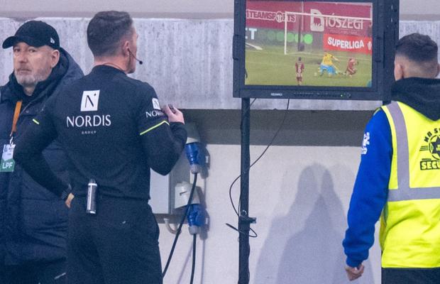 GSP i-a dat nota 1 lui Istvan Kovacs, după ce a făcut ZOB duelul Sepsi - Universitatea Craiova! Două penalty-uri refuzate gazdelor, 6 erori grave de arbitraj!
