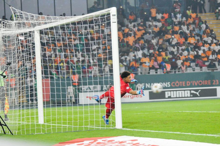 Ronwen Williams, încă un penalty apărat în „sfertul” Cupei Africii Foto: Imago Fabulos: a repetat după 38 de ani performanța lui Duckadam! » A intuit și direcția penaltyurilor la fel ca Helmut
