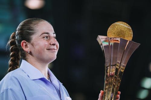 Jelena Ostapenko și trofeul strălucitor Foto: Upper Austria Ladies Linz