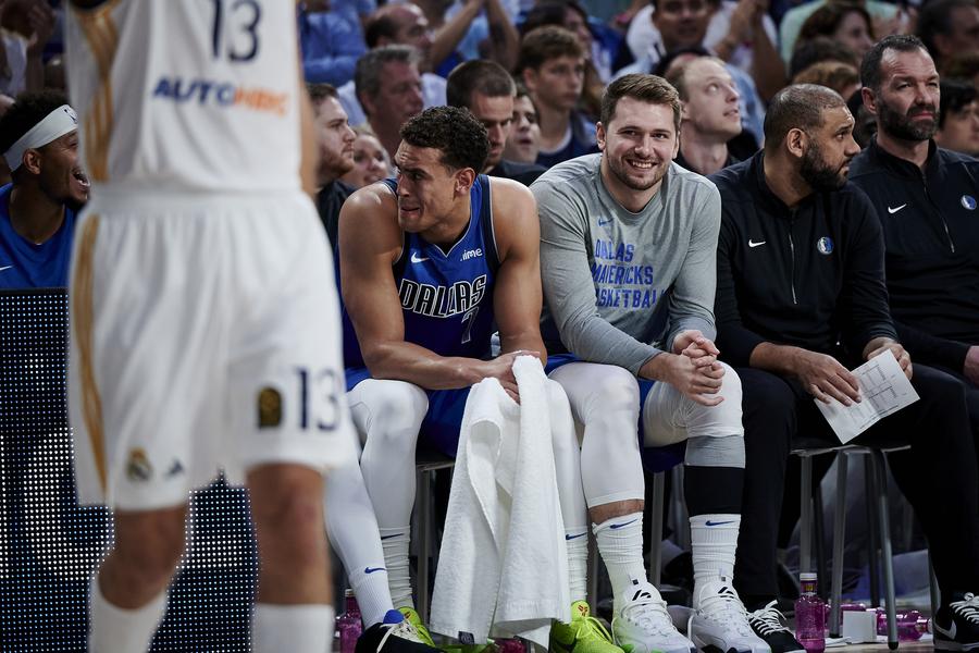 Luka Doncic, în trening gri, foto: Guliver/gettyimages A fost schimbul Luka Doncic - Anthony Davis un JAF la drumul mare? „Băi, sunteți proști?” » Presa americană face o analiză drastică la mutarea deceniului în NBA