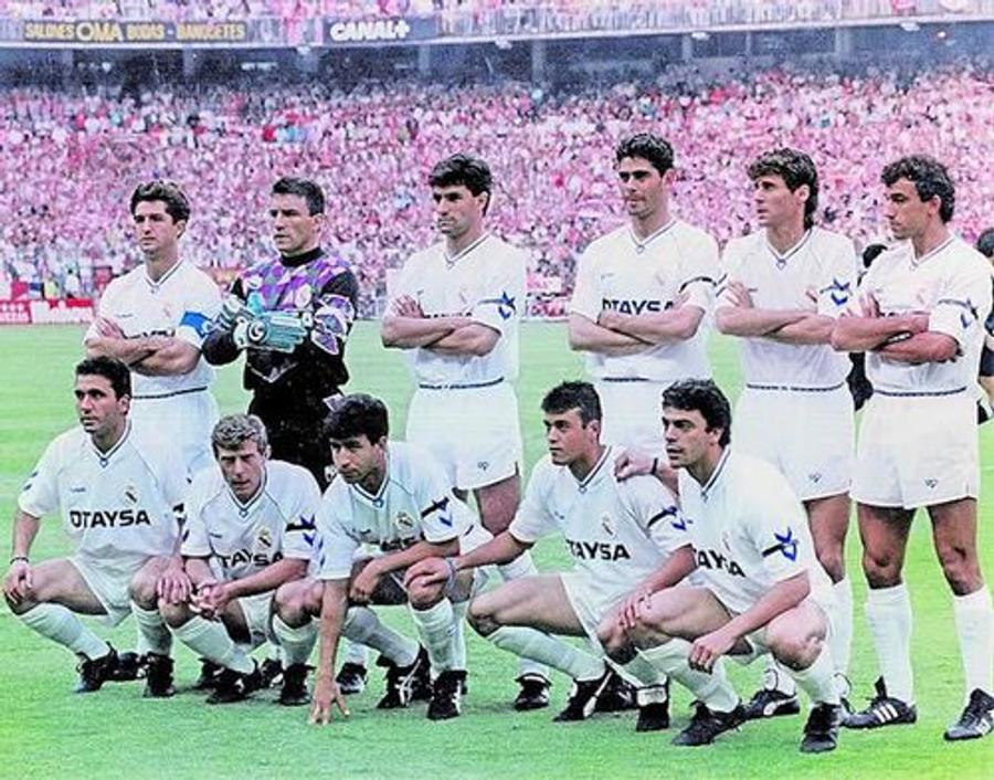 Hagi (primul din stânga, jos) în trupa lui Real Madrid, unde a evoluat două sezoane, 1990-1992 „Regele