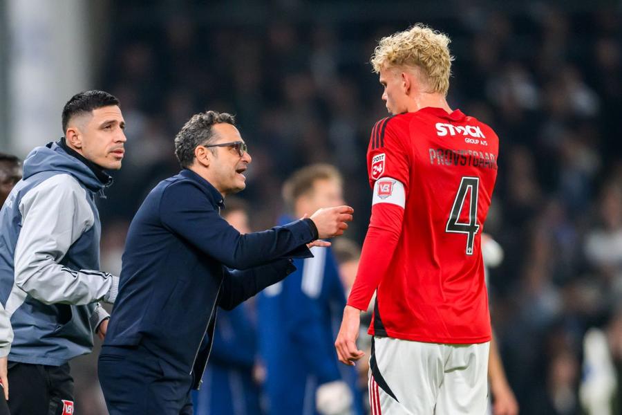 Oliver Provstgaard, la Vejle, alături de antrenorul principal Mihai Teja și asistentul Dragoș Militaru / Foto: Imago Mihai Teja a dezvăluit motivul despărțirii sale bruște de Vejle: „Știam de când am semnat”