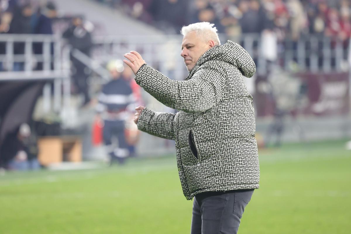 Marius Șumudică a făcut show la conferință, după victoria cu Slobozia: „Noroc că stau bine cu pipota” + „Am avut și deodorant, să nu transpir”
