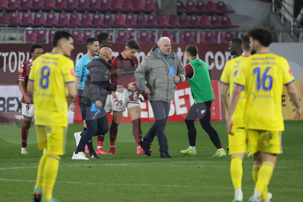 Momente INCREDIBILE în Giulești! Șumudică, sprint de 50 de metri după golul din prelungiri » Voicu a fugit să-l oprească, ce a urmat