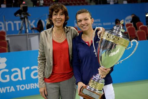 Simona Halep și Virginia Ruzici cu Trofeul Campioanelor de la Sofia 2013 Foto: GSP