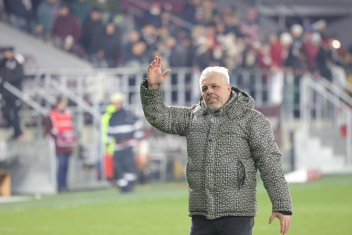 Marius Șumudică a făcut show la conferință, după victoria cu Slobozia: „Noroc că stau bine cu pipota” + „Am avut și deodorant, să nu transpir”