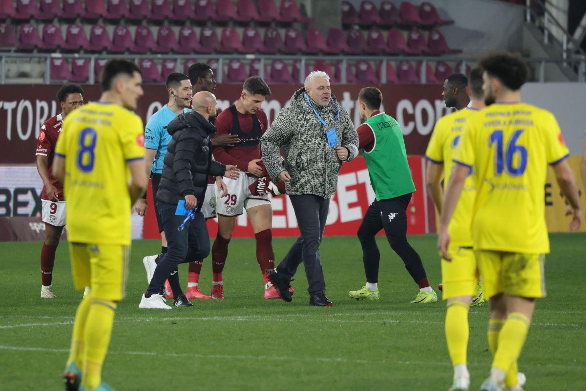 Momente INCREDIBILE în Giulești! Șumudică, sprint de 50 de metri după golul din prelungiri » Voicu a fugit să-l oprească, ce a urmat