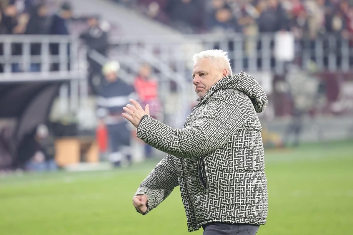 Marius Șumudică a făcut show la conferință, după victoria cu Slobozia: „Noroc că stau bine cu pipota” + „Am avut și deodorant, să nu transpir”